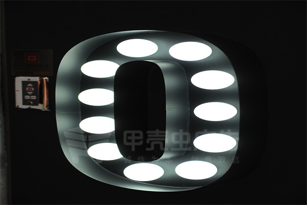 穿孔燈泡字